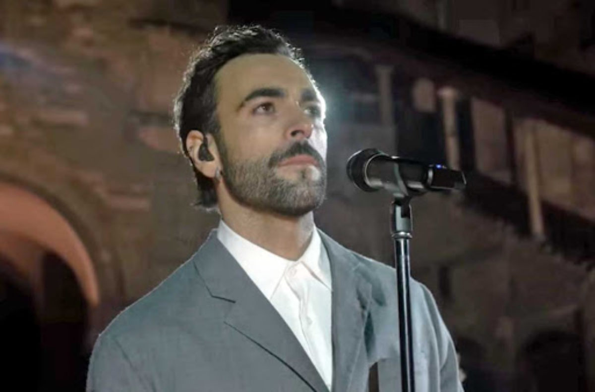 Il bellissimo video dell’esibizione di Marco Mengoni da Piazza Vecchia, in omaggio a Bergamo