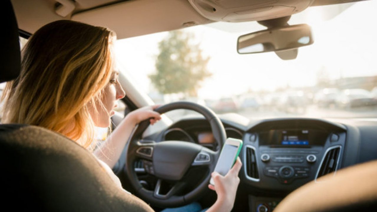 Uso dello smartphone mentre si guida, dieci multe in 5 ore di controlli specifici