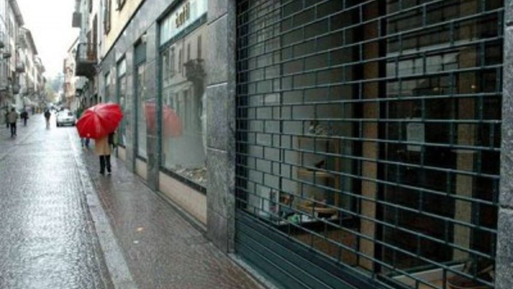 Serrande abbassate per 61 negozi alimentari nel 2021 in provincia