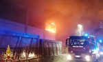 Falegnameria devastata da un incendio: vigili del fuoco al lavoro tutta la notte