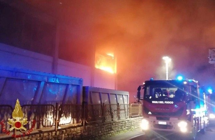 Falegnameria devastata da un incendio: vigili del fuoco al lavoro tutta la notte