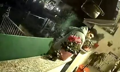 Ladro in villetta filmato dalle telecamere: “Lo riconoscete?”