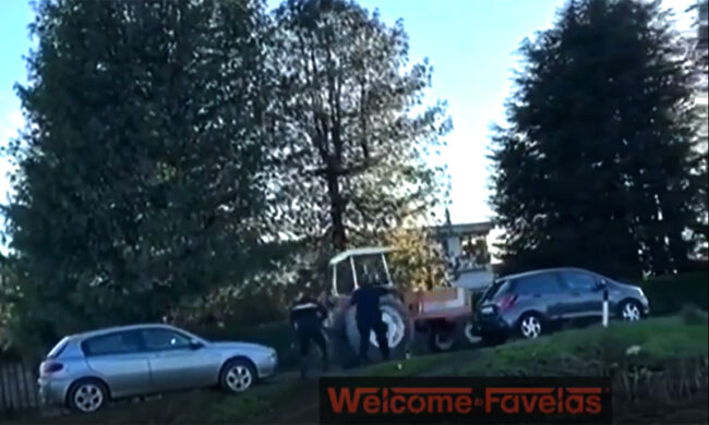 I video dello schianto contro una betoniera dell’uomo che, su un trattore, voleva uccidere l’ex moglie