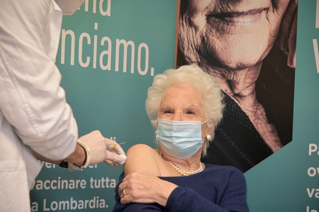 Vaccinata al Fatebenefratelli di Milano la senatrice a vita Liliana Segre