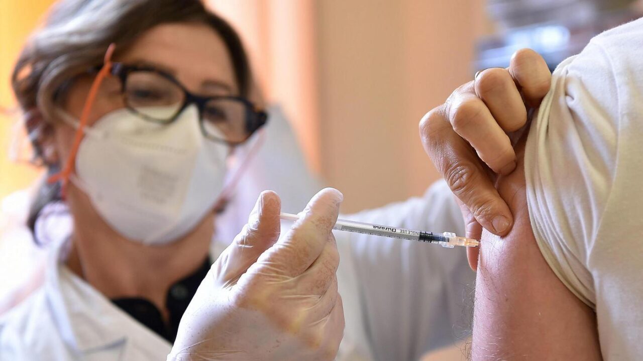 Aperte le prenotazioni per le terze dosi di vaccino anti-Covid a chi ha più di 18 anni