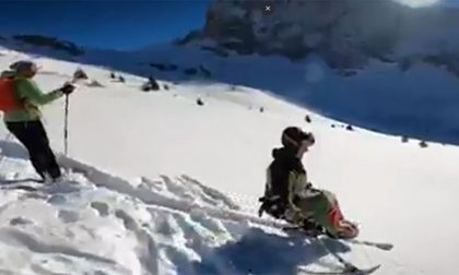 Il video dell'alpinista paraplegico in fuori pista solamente con uno sci