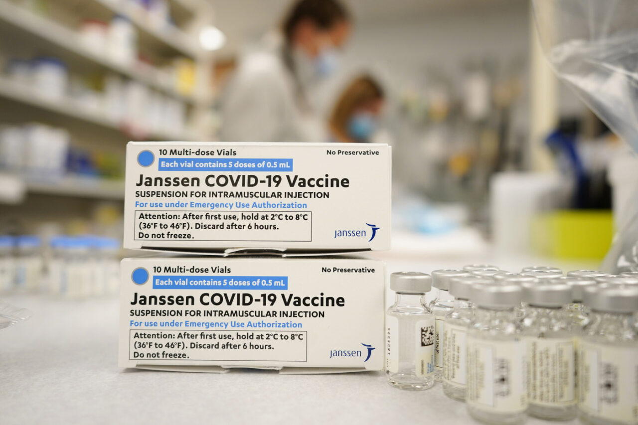 Federfarma: «A fine aprile vaccini Johnson & Johnson nelle farmacie»
