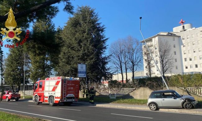 Si schianta contro un lampione, intervengono i Vigili del Fuoco