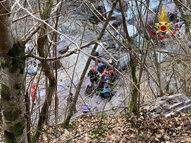 Finisce nel Brembo con l’auto: incidente mortale a Camerata Cornello