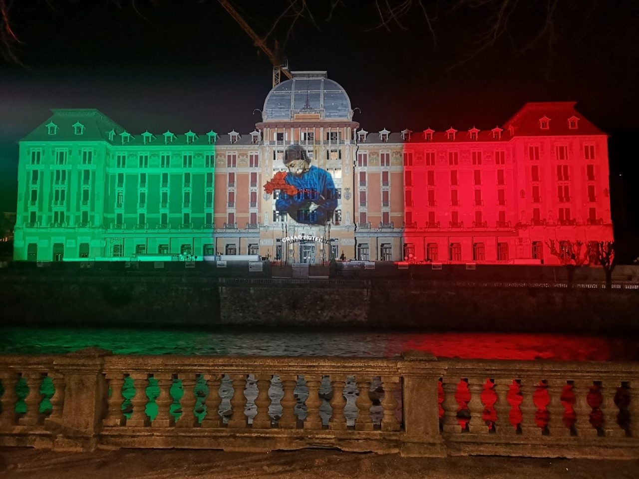 Grand Hotel di San Pellegrino, due settimane con un tricolore da 7mila metri quadri