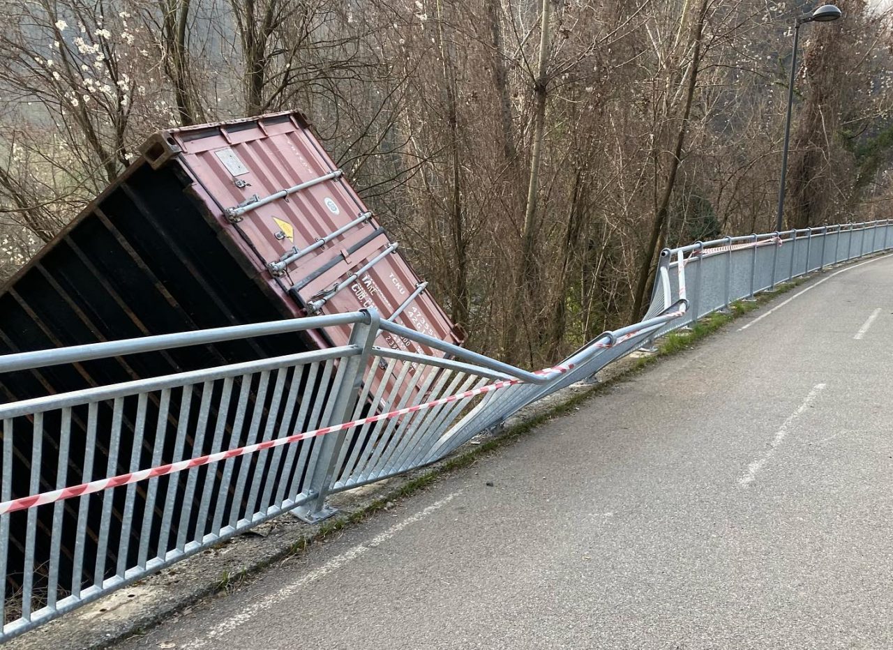 Container caduto sulla ciclabile a Zogno, individuato il camionista responsabile