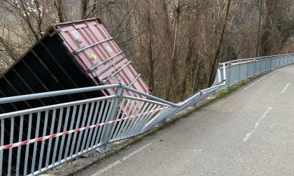 Container caduto sulla ciclabile a Zogno, individuato il camionista responsabile