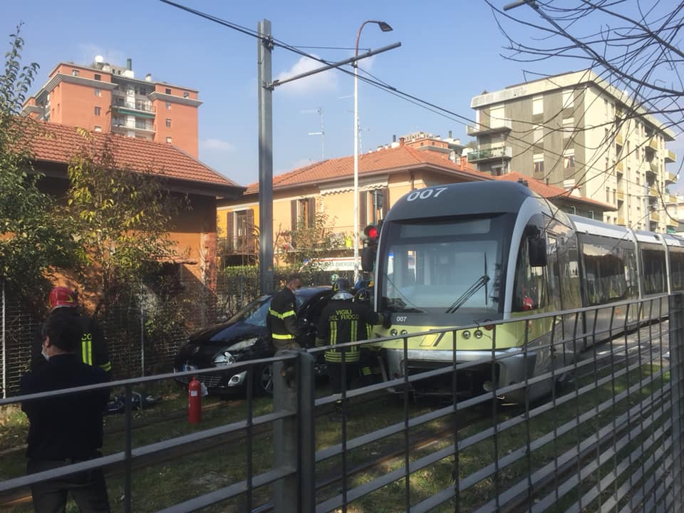 Automobile finisce contro tram in via Martinella, nessun ferito ma ritardi sulla linea