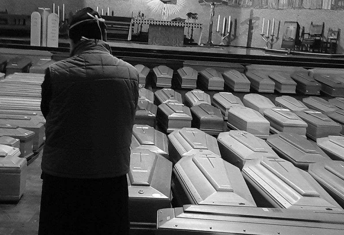 Le salme dei bergamaschi nella chiesa del cimitero, Angeloni: «Quei morti non erano soli»