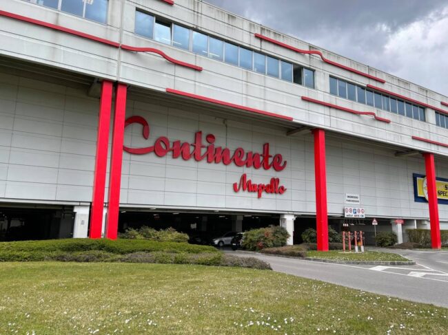 Lite fra due operai al centro commerciale di Mapello: uno di loro spruzza lo spray al peperoncino