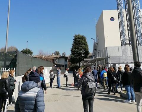 Vaccinazioni anti-Covid: code, ritardi e disagi anche al Policlinico di Ponte San Pietro