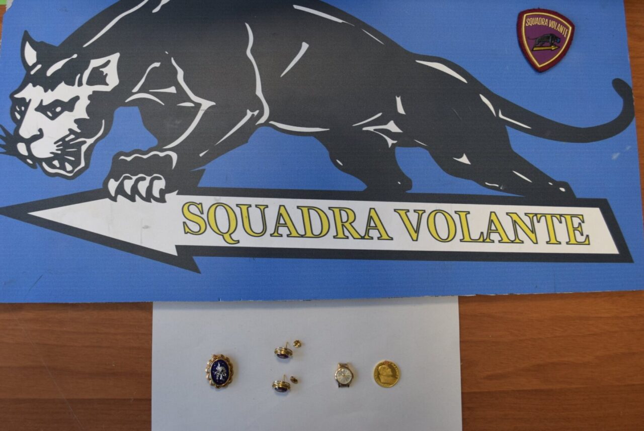 Volante della Polizia trova gioielli rubati. Si cercano i legittimi proprietari