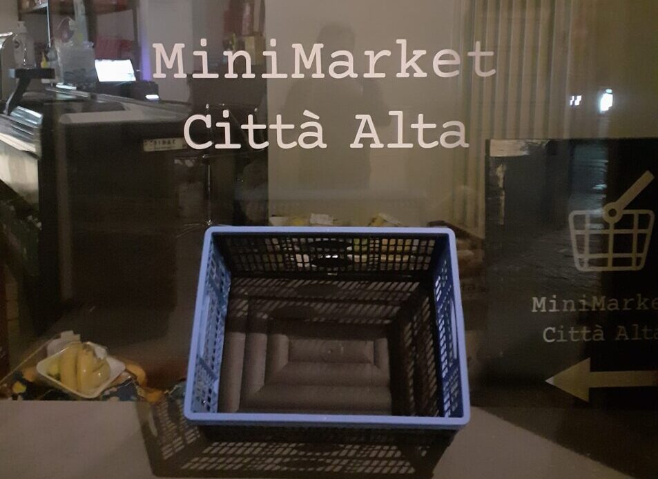 Il cesto solidale del minimarket di Città Alta, che dona il cibo a chi è in difficoltà