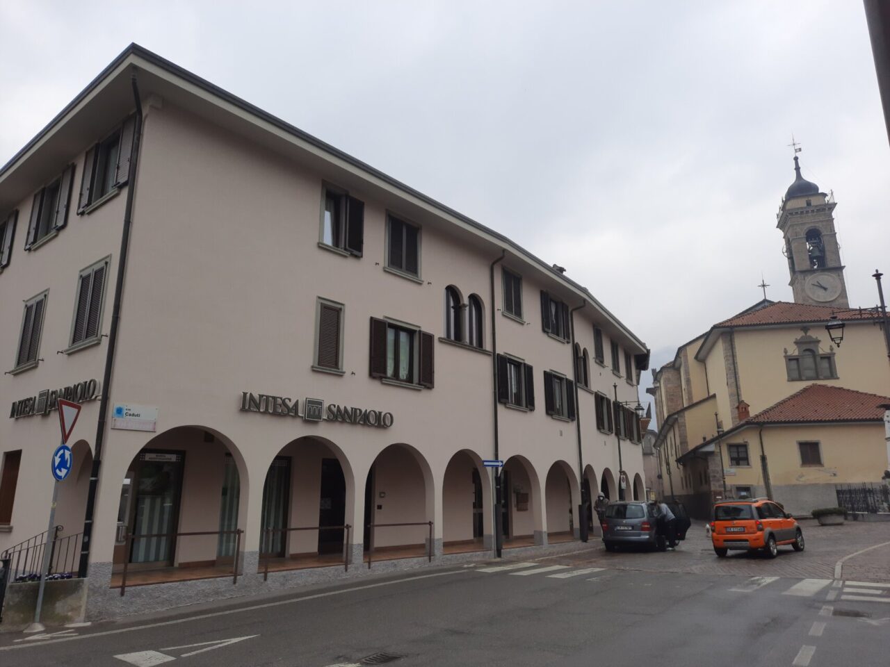 Casnigo, chiude l’unica banca del paese? I commercianti raccolgono firme per evitarlo