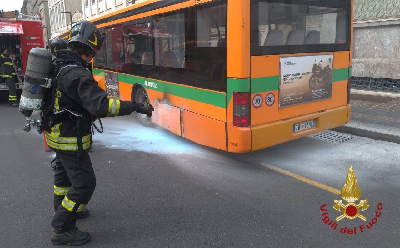 Autobus in fiamme nel centro di Bergamo: nessun ferito. Sul posto i vigili del fuoco