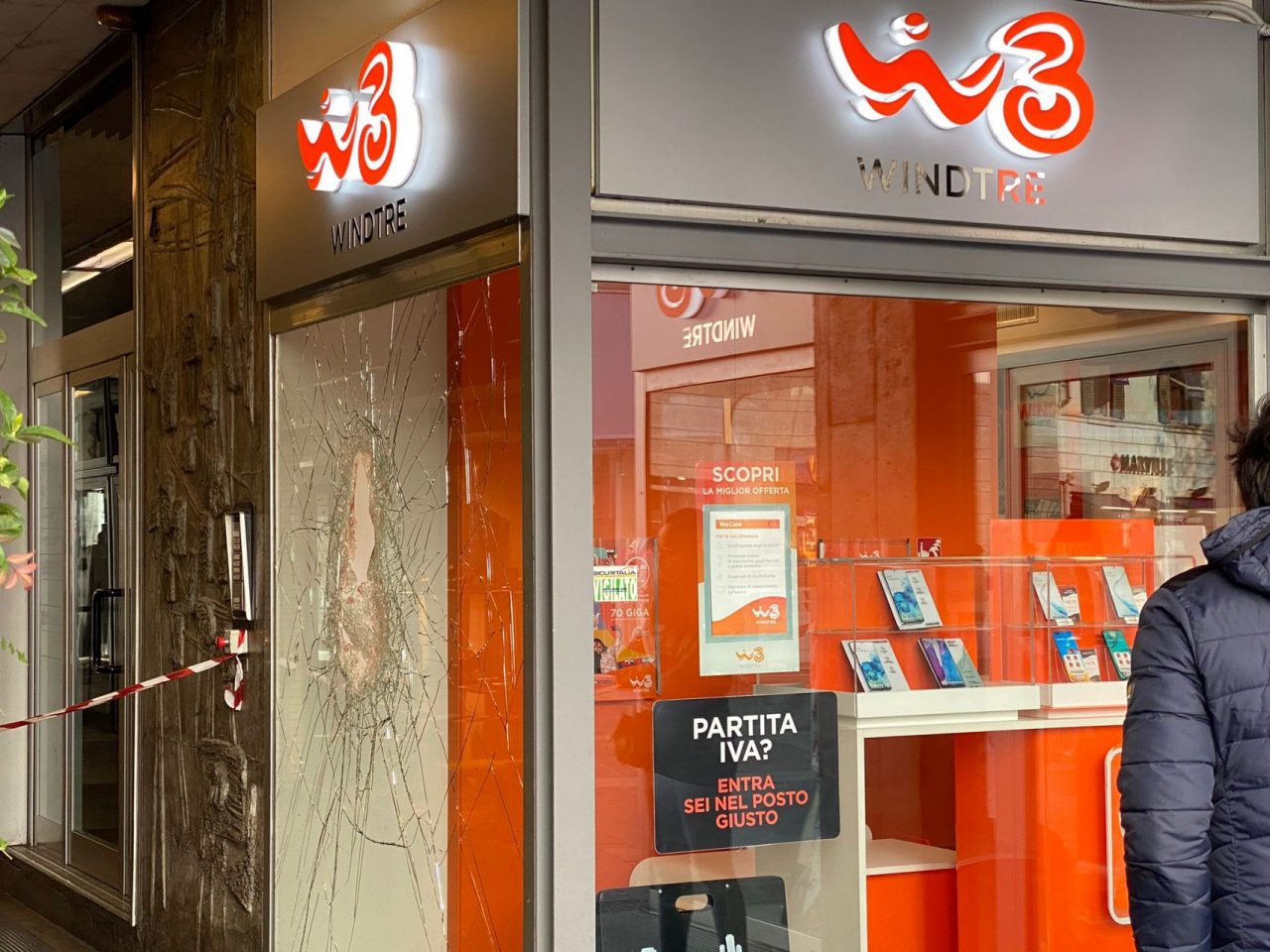 Doppia spaccata: colpita la Wind in via XX Settembre e “Il telefonino e oltre” sul Viale