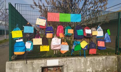 La protesta degli zaini appesi fuori da scuola, per dire no alla didattica a distanza