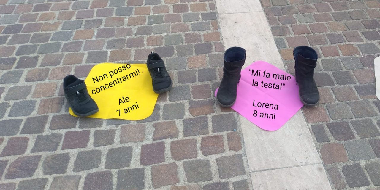 Le mamme (e le scarpe dei bimbi) di Nembro in piazza contro la didattica a distanza
