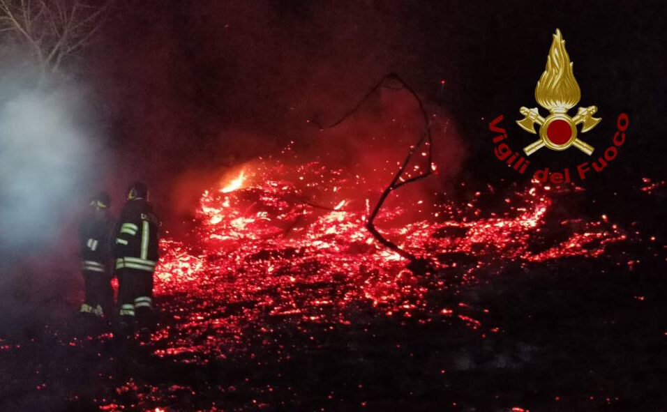 Vigili del fuoco in azione a Sorisole: falò “sfugge al controllo” e le fiamme si diffondono