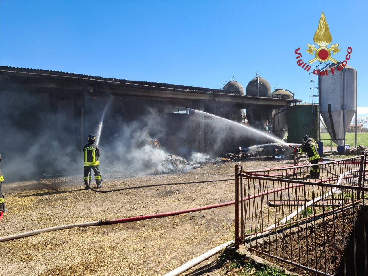 Martinengo, incendio devasta l’azienda agricola dell’ex sindaco. Vigili del fuoco al lavoro