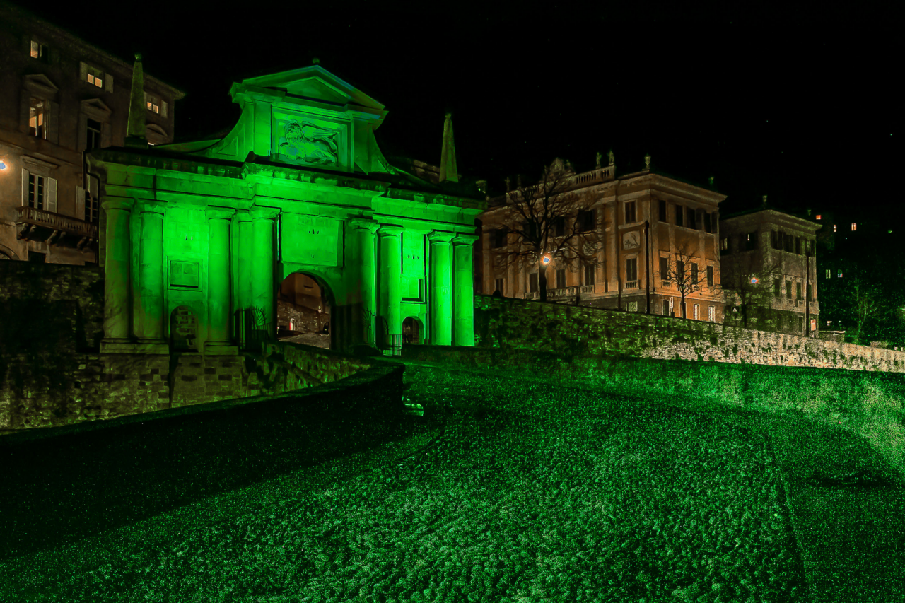 Porta San Giacomo si tinge di verde per celebrare il giorno di San Patrizio
