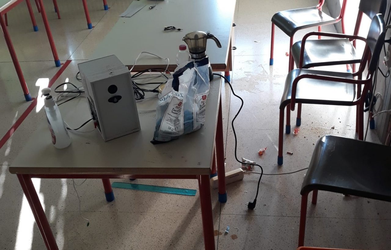 Vandali bivaccano fra i banchi: a Casnigo raid notturno nella scuola Bonandrini-Bagardi