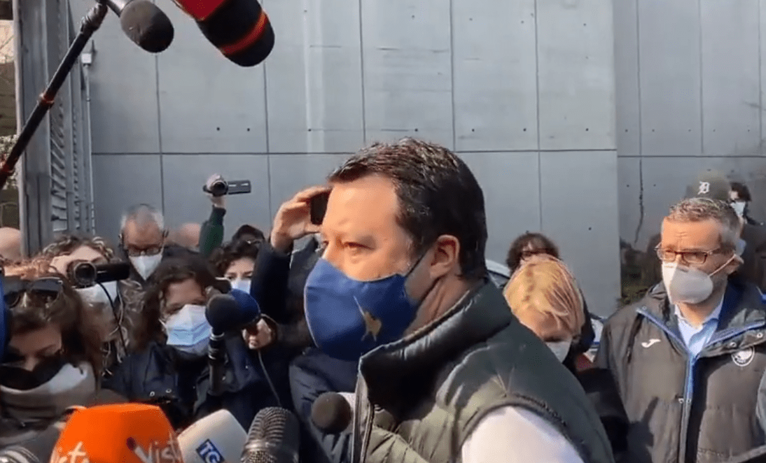 Salvini difende il modello Lombardia: «Da lunedì cinquantamila vaccinazioni al giorno»