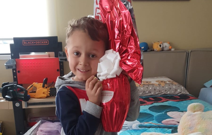 Gli Alpini regalano uova di cioccolato ai bambini delle materne della Val Gandino