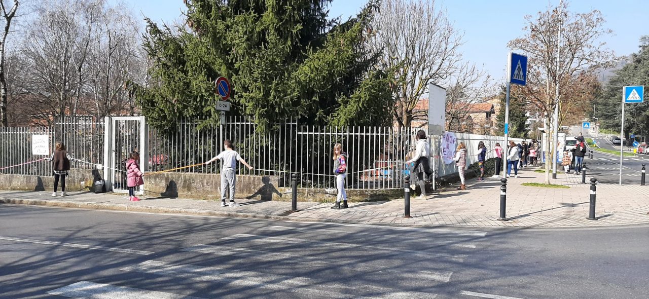 Il video dell’abbraccio alla scuola di bimbi e genitori contro la didattica a distanza