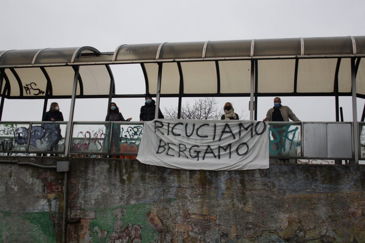 Treno per Orio, strappati i volantini del comitato di Boccaleone: «Atto vile»