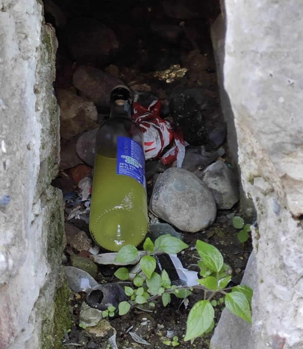 Siringhe, cartacce e cocci di bottiglie di alcolici: il degrado lungo vicolo San Carlo