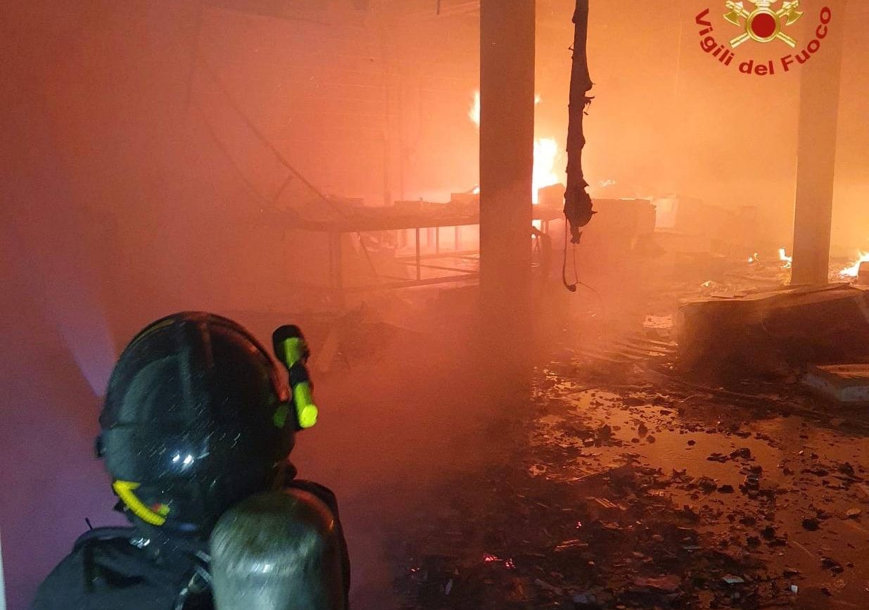 In fiamme capannone dell’ex Honegger di Albino, prende piede l’ipotesi del dolo