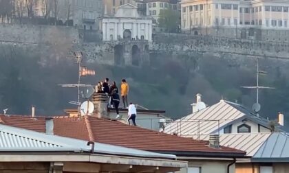 Quegli otto giovani sul tetto di una casa senza mascherina