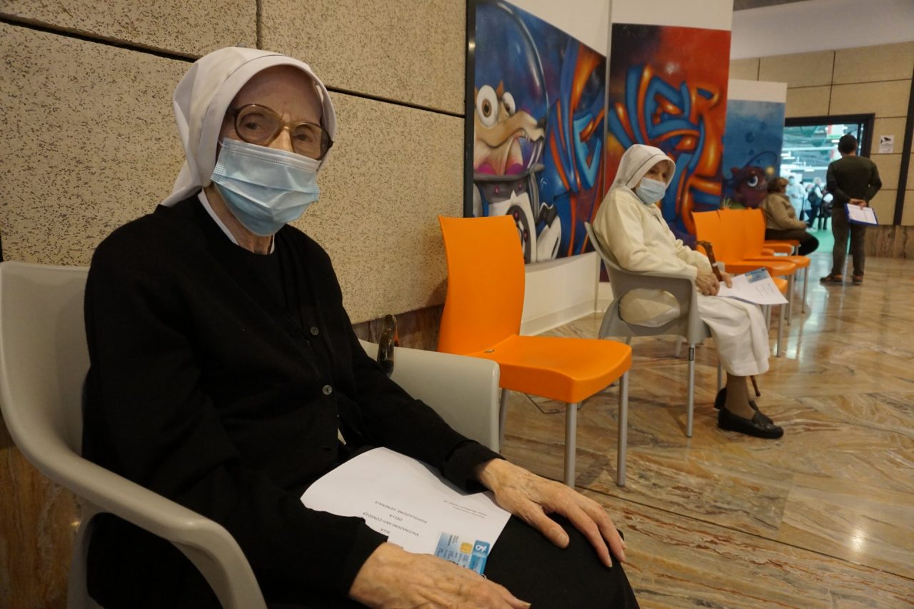 I video e le foto delle prime vaccinazioni anti-Covid agli over 80 alla Fiera di Bergamo e di Treviglio