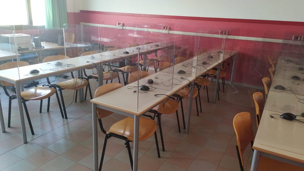 Furto nella notte alle scuole medie di Villa di Serio: rubati computer e strumenti musicali