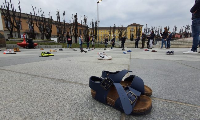 Treviglio si riempie di scarpe di bambini: la protesta delle mamme e delle educatrici