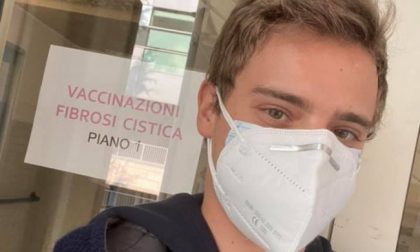 Affetto da fibrosi cistica, costretto a vaccinarsi in Veneto: «In Lombardia non si sa nulla»