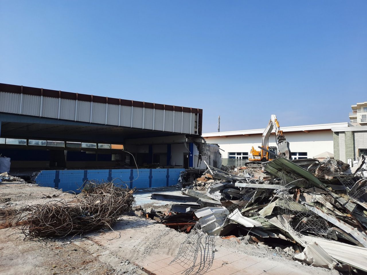 Demolita la vecchia piscina di Seriate, al suo posto un solarium per ampliare il parco estivo