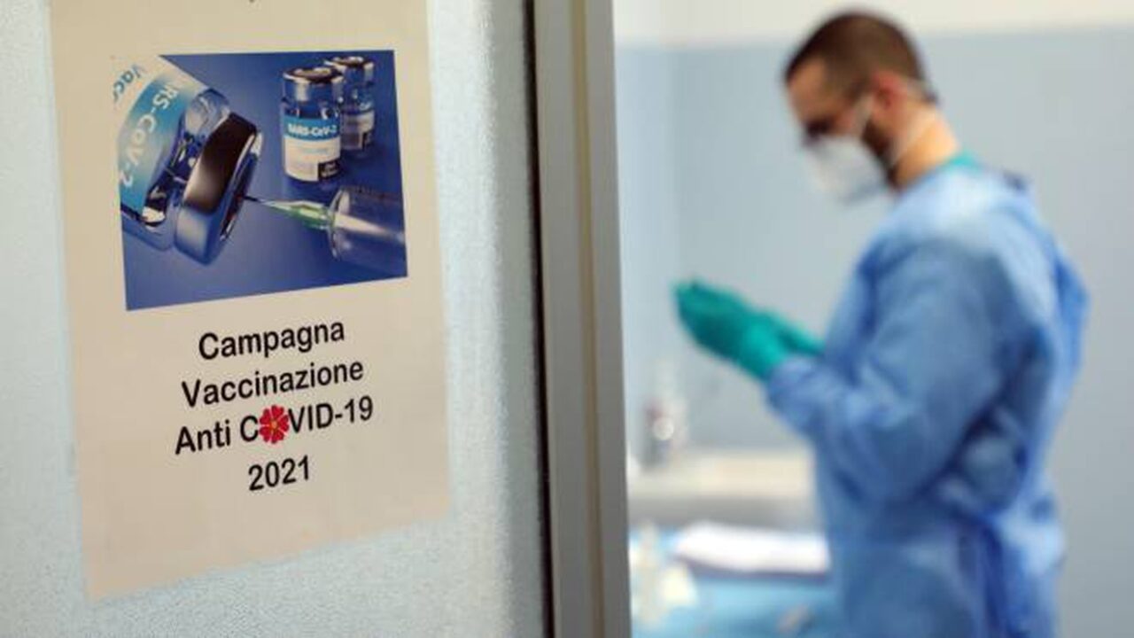 Il portale di Poste pronto alla partenza. Vaccinazioni concentrate su grandi hub