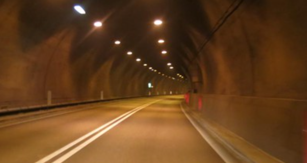 Scarica rifiuti nella galleria Montenegrone: 600 euro di multa e ritiro della patente