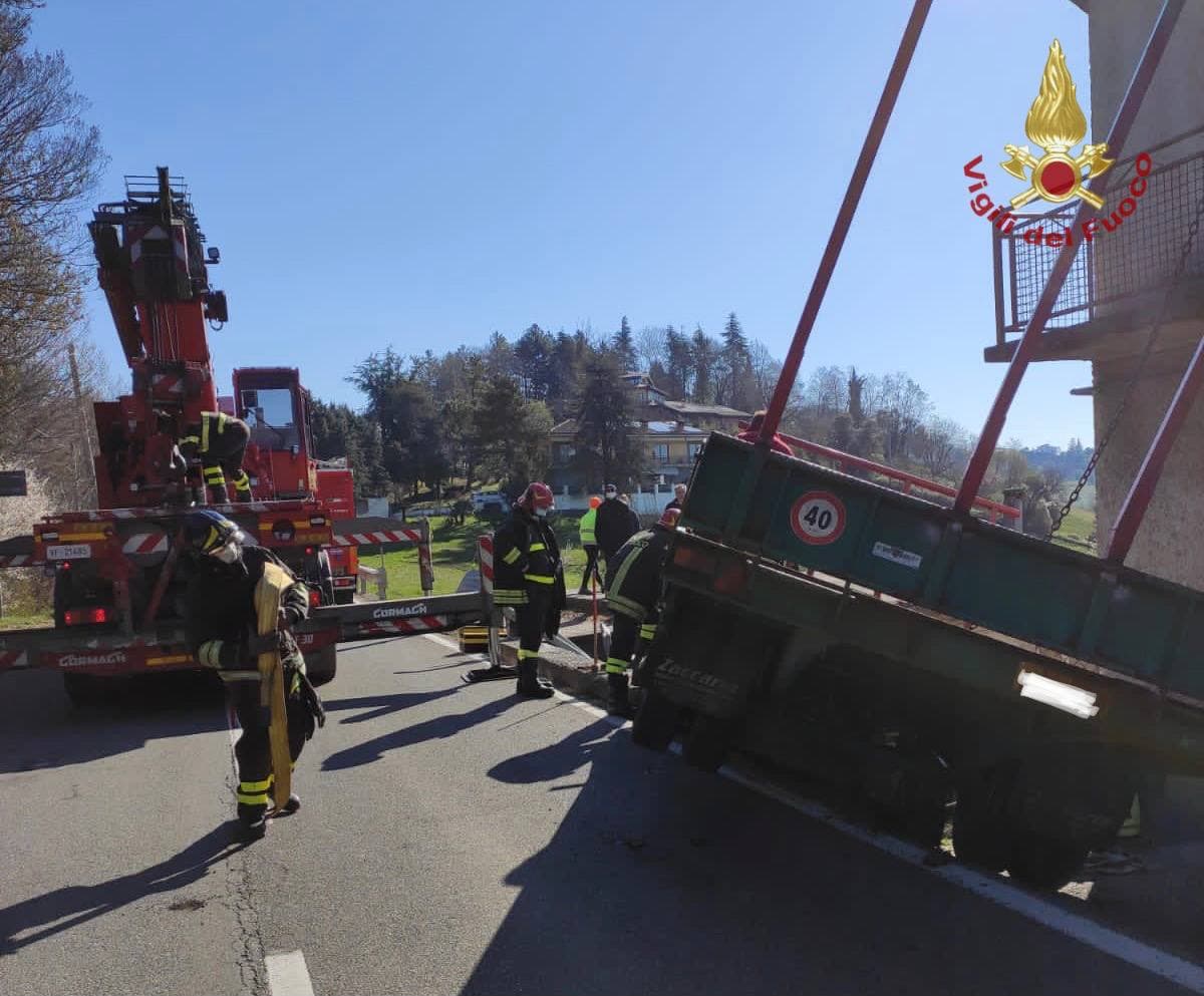 Il video dell’intervento dei pompieri a Scanzo: un trattore s’è ribaltato nel cortile di una casa