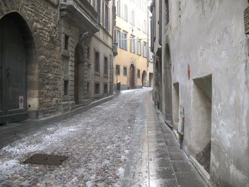 Festa abusiva in un appartamento in Città Alta: multati cinque giovani