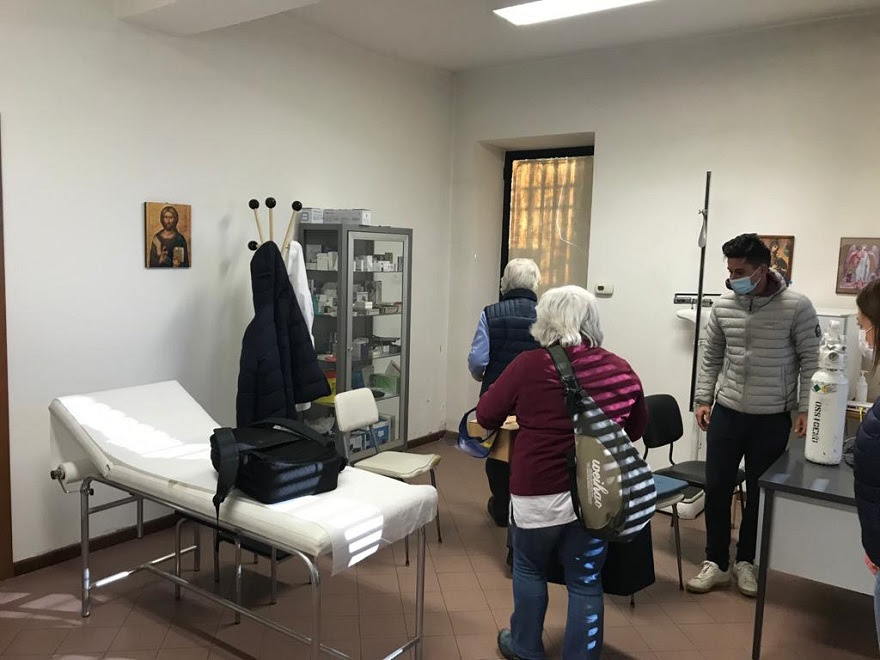 Parzanica resta isolata per la frana: i vaccini per gli over 80 arrivano con l’elicottero