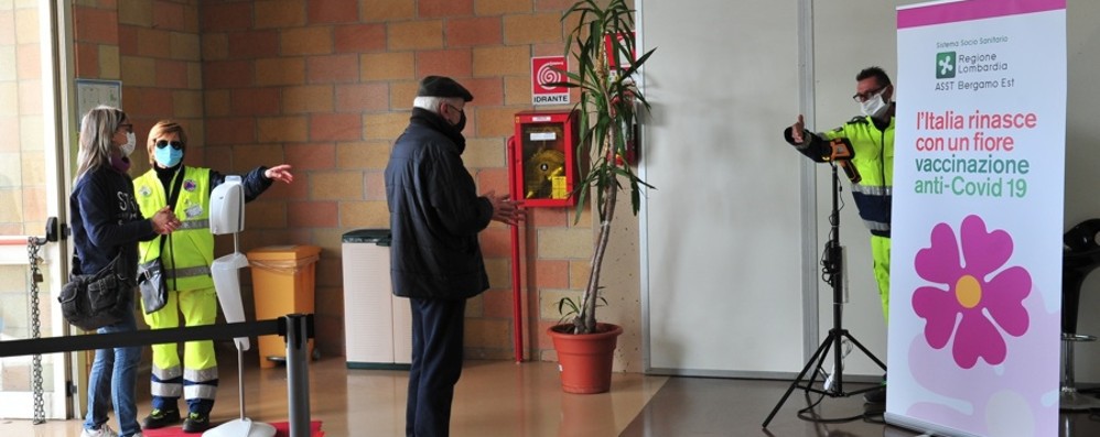 Pensionati furiosi contro Regione: «Il Governo prenda in mano la campagna vaccinale»
