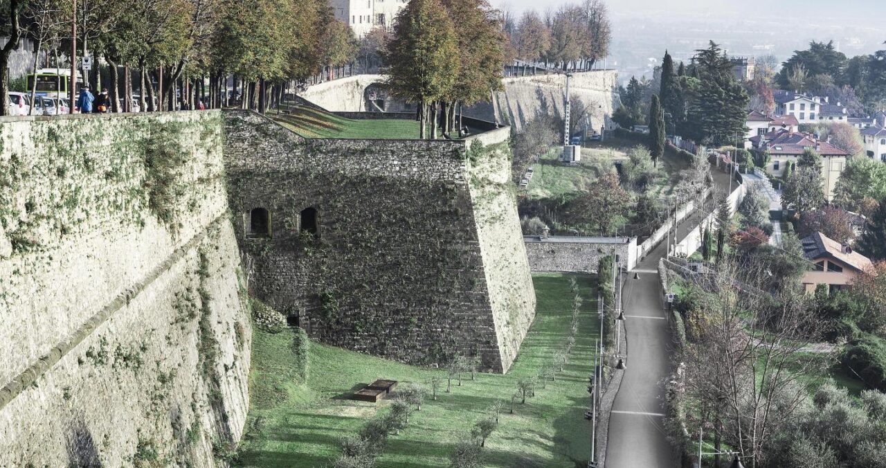 Vecchio sogno che ritorna: un percorso pedonale ai piedi delle Mura